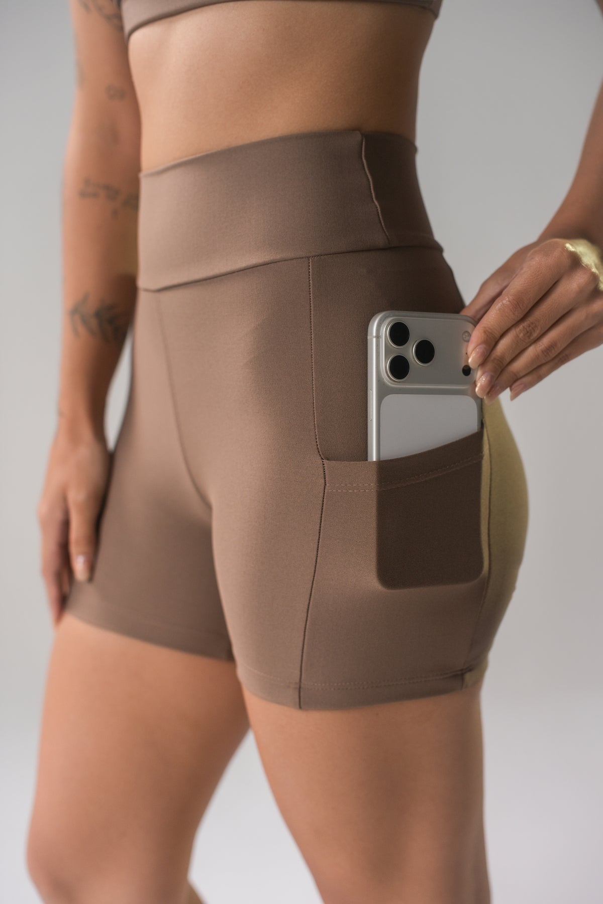 Short com Bolso Castanho